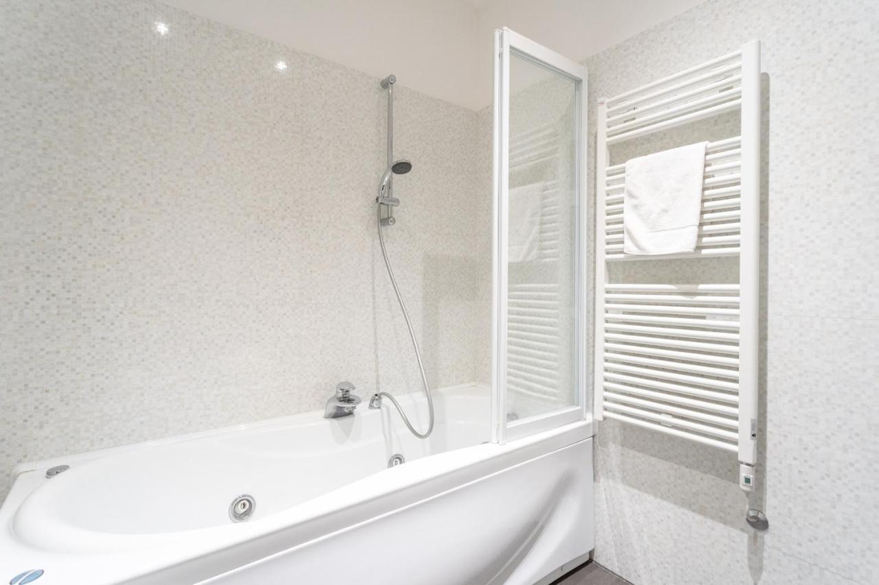 White Flat In Center By Rent Como