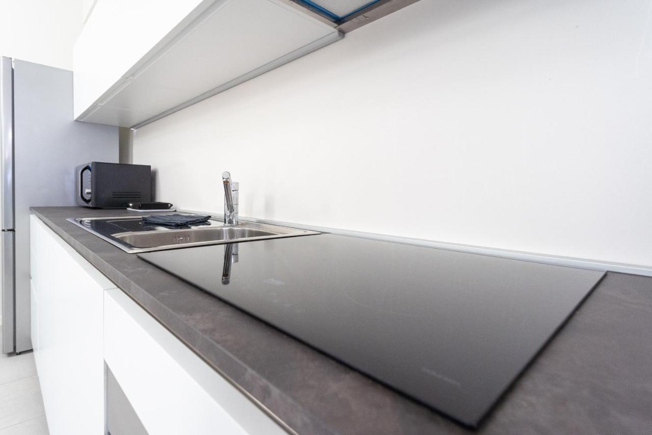 White Flat In Center By Rent *