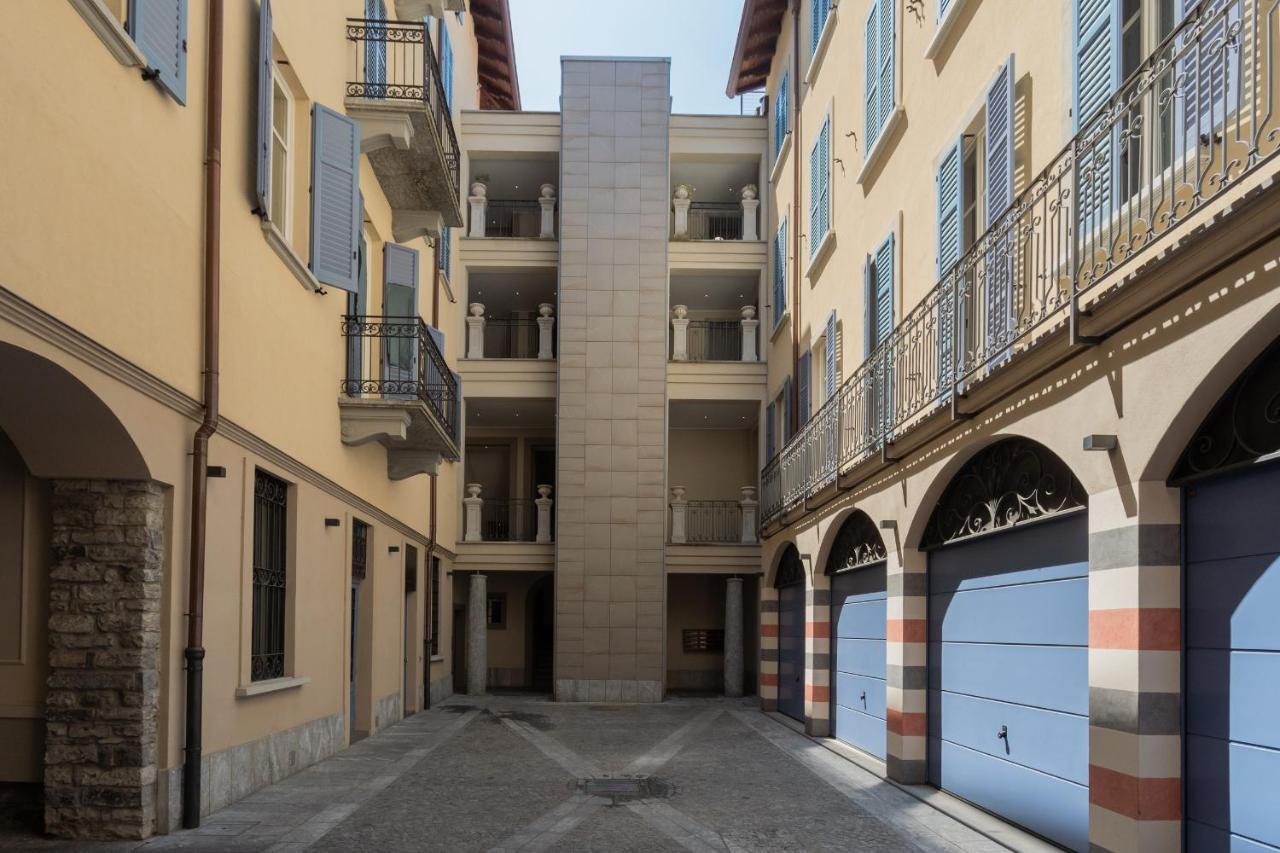 White Flat In Center By Rent