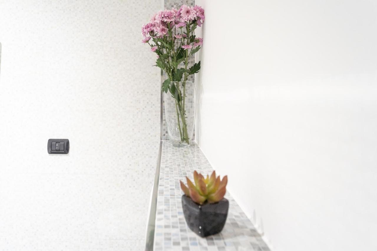 White Flat In Center By Rent * Como