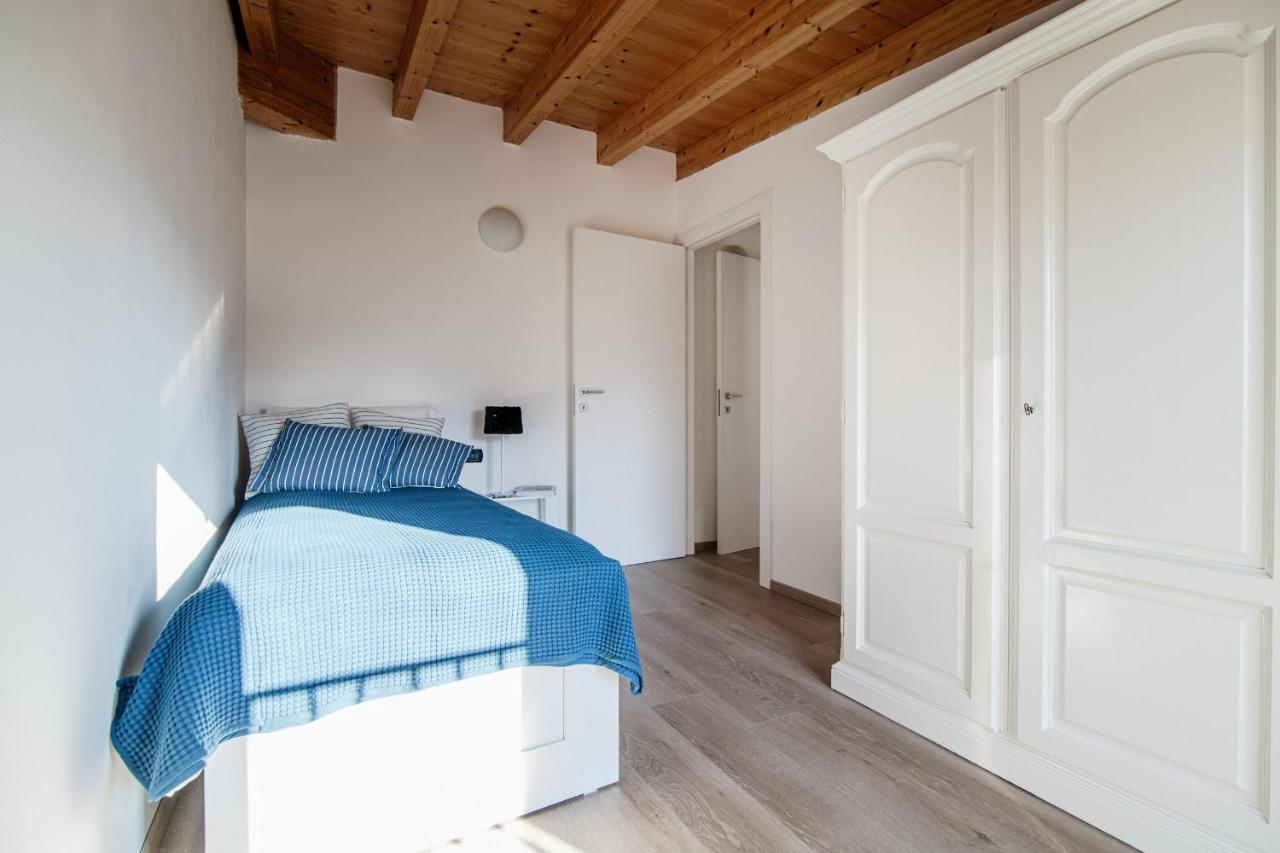 White Attic - By Myhomeincomo Apartment