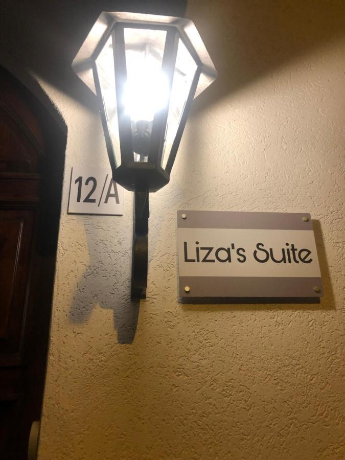 Liza's Suite's - Room's With A View Apartment *