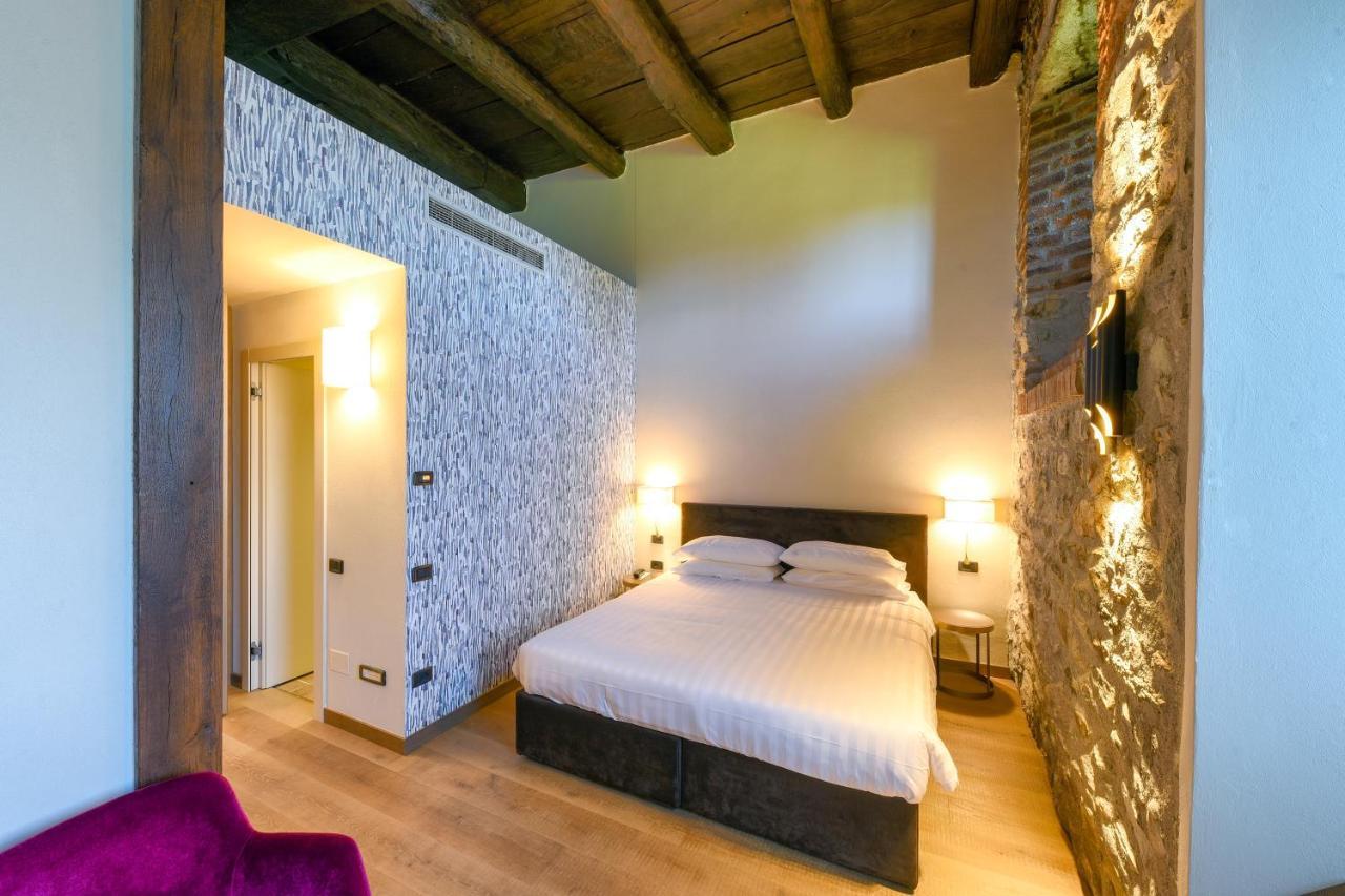 Relais & Castello Di Casiglio Hotel 4*