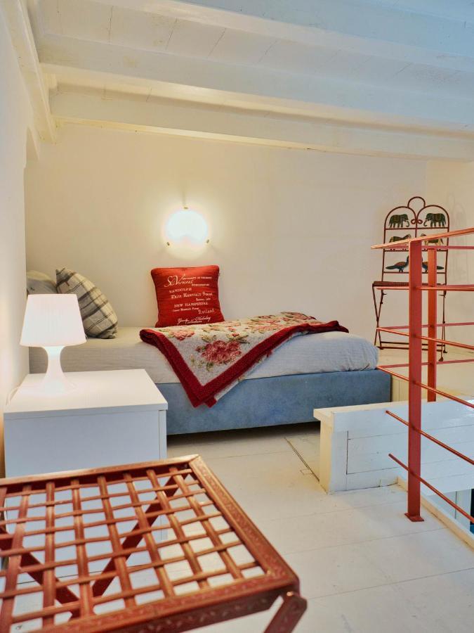 Nona Lakeside At Patrician Apartment *