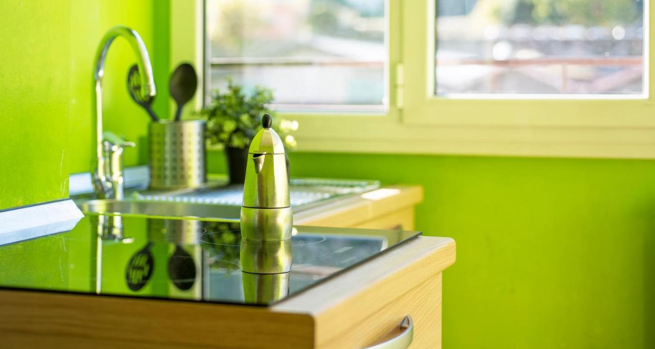Joivy Vibrant Studio Near Train Station Apartment *