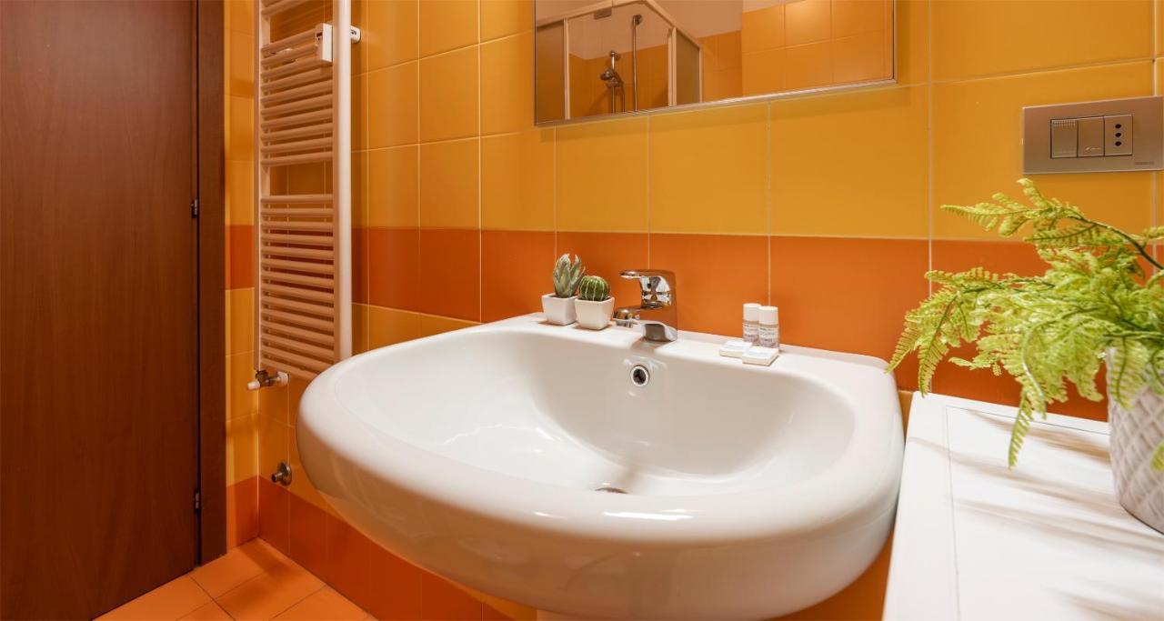 Joivy Vibrant Studio Near Train Station Apartment *