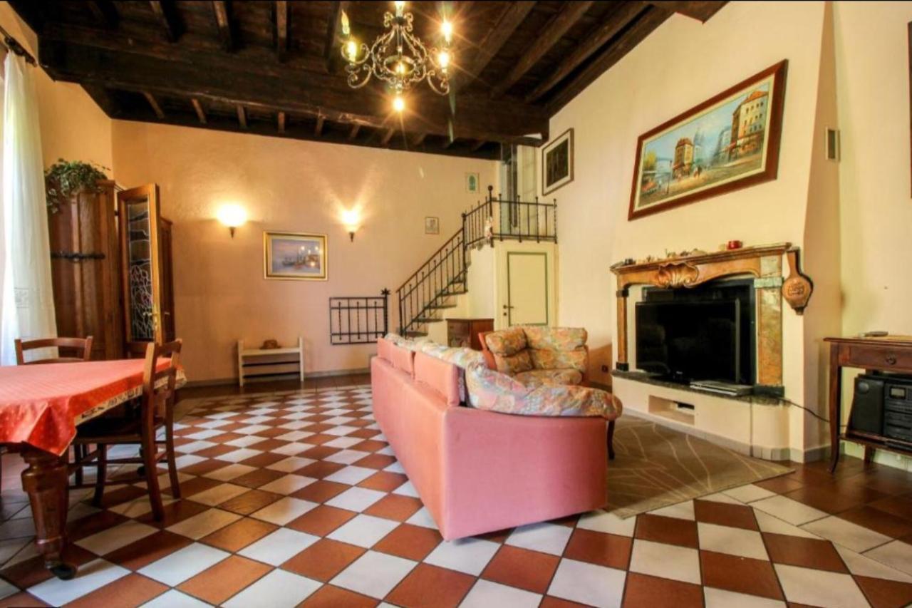 Ca Rossa On The Holiday home Mandello del Lario