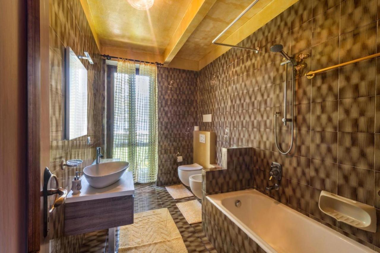 Foreground - Pet Friendly Stay- Garden-parking-lake View- Bike Friendly House