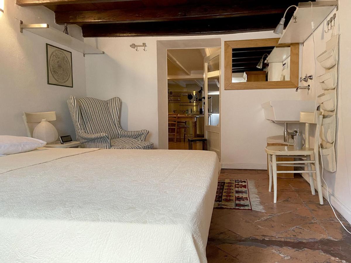 Fascinating Hideaway In A Physicist's Apartment Como