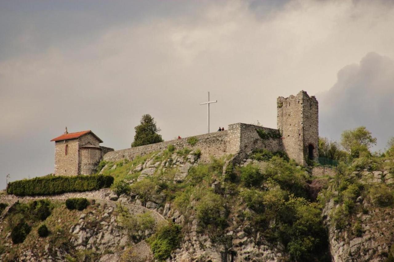Rocca Dell'innominato Bed & Breakfast *