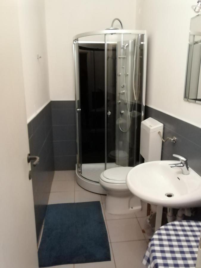 Gira Guest house *