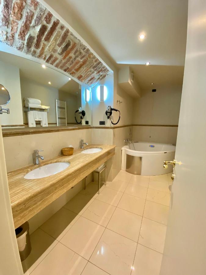 Hotel Relais & Castello Di Casiglio 4*