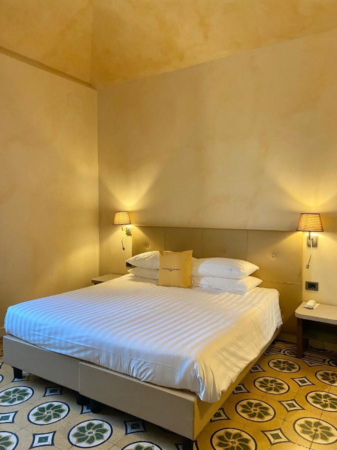 Relais & Castello Di Casiglio Hotel