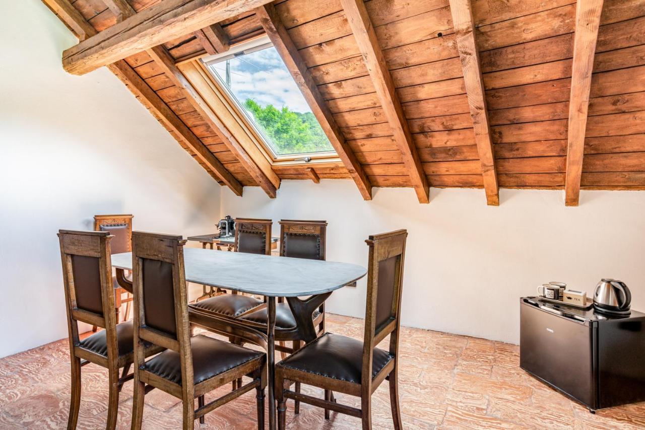 Roomy '900 House Surrounded By Greenery With Parking! *