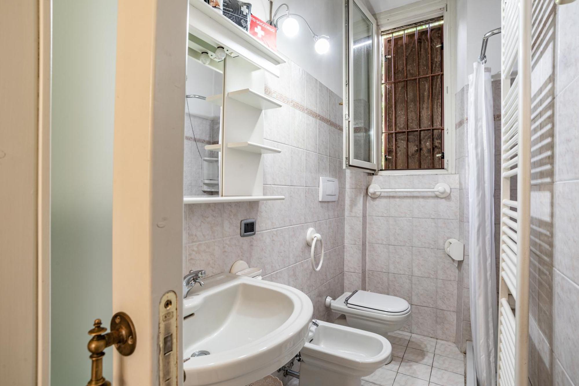 Roomy '900 House Surrounded By Greenery With Parking! Barni