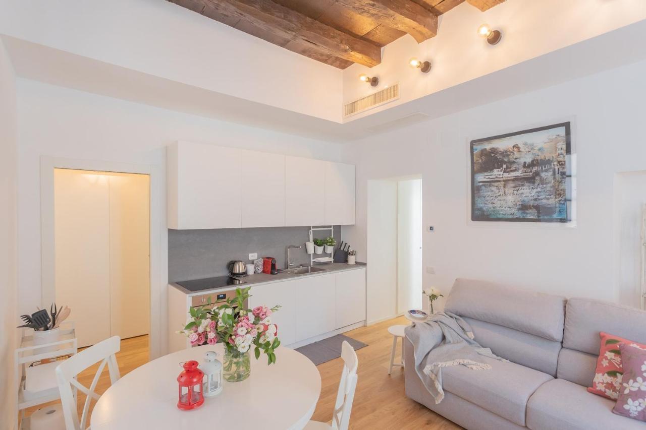 Independence With Balcony By Rent * Como