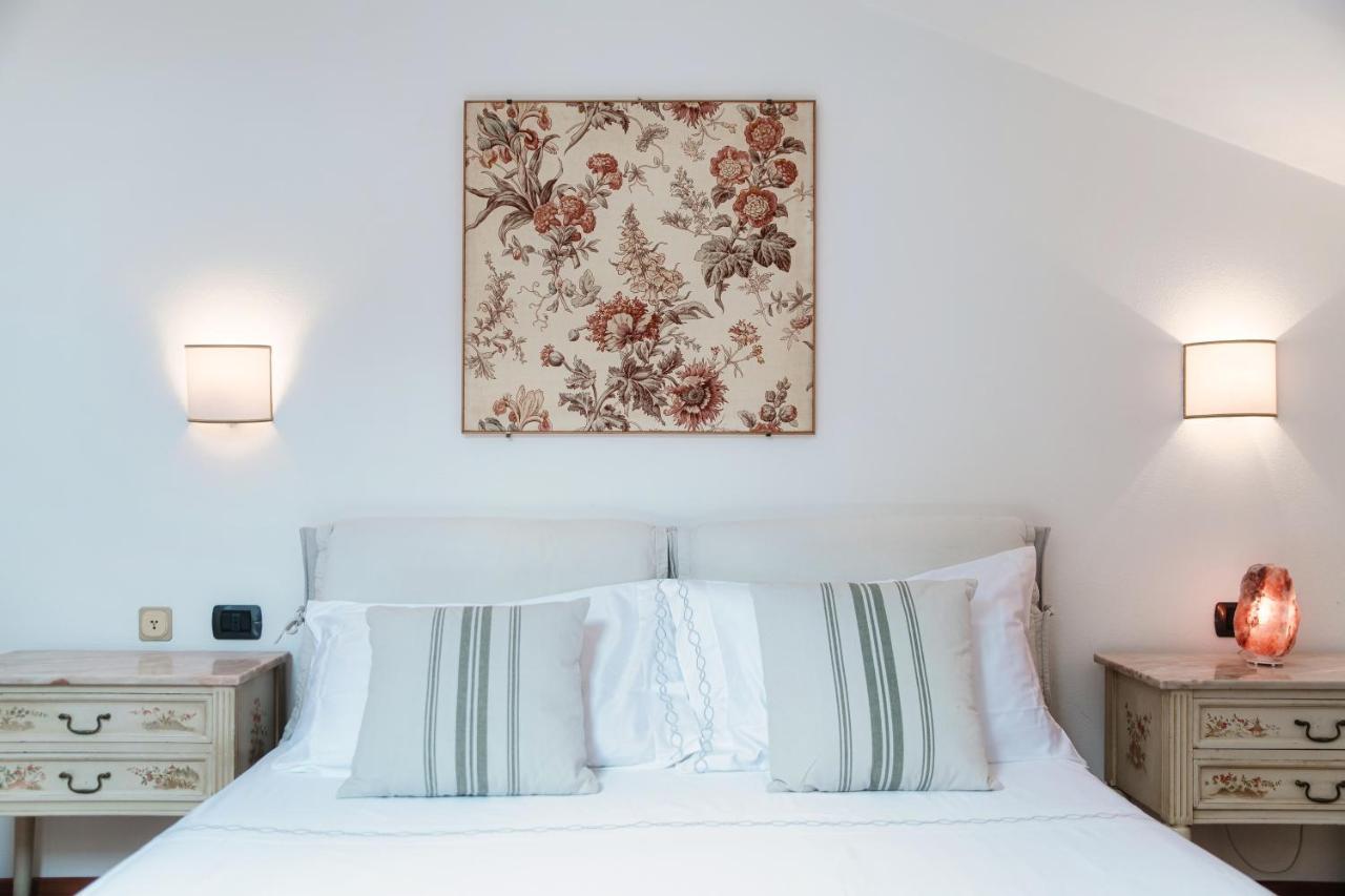 Apartment I D'a Charming Penthouse - View- Como- House-130 Mt-2 Double Bedrooms And 2 Double Bathrooms A Spacious Living Room-full Equipped Kitchen-private Garden And Terrace-private Covered Parking Como