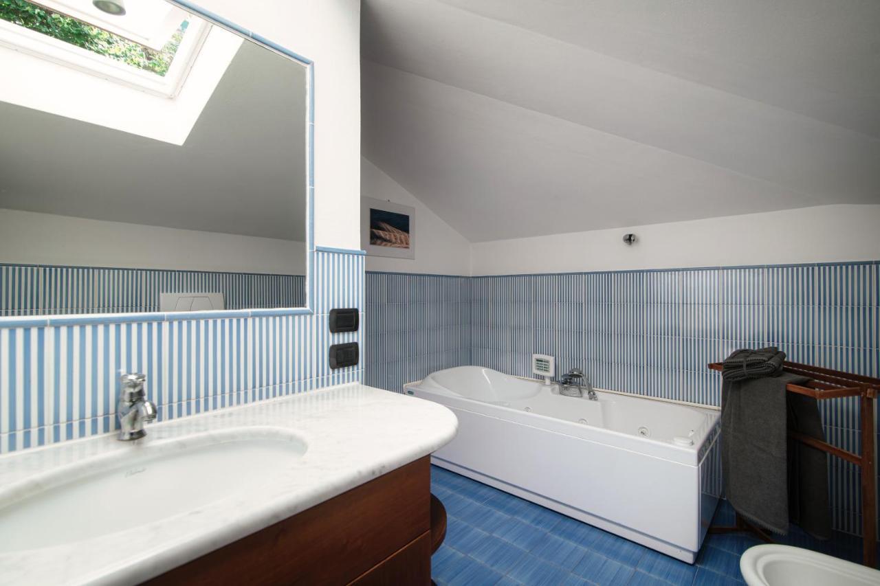 Apartment I D'a Charming Penthouse - View- Como- House-130 Mt-2 Double Bedrooms And 2 Double Bathrooms A Spacious Living Room-full Equipped Kitchen-private Garden And Terrace-private Covered Parking