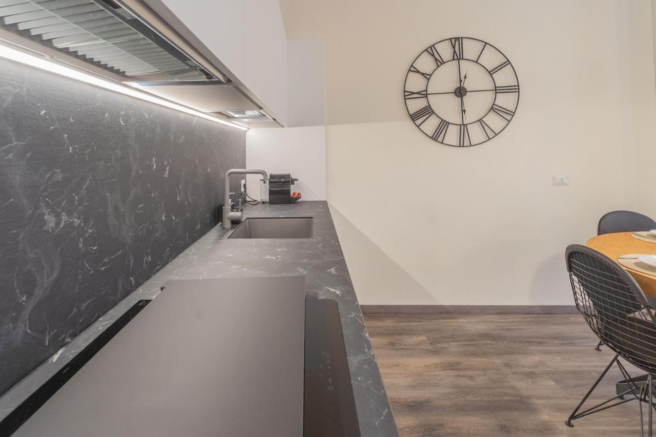 Modern & Stylish In By Rent Apartment Como