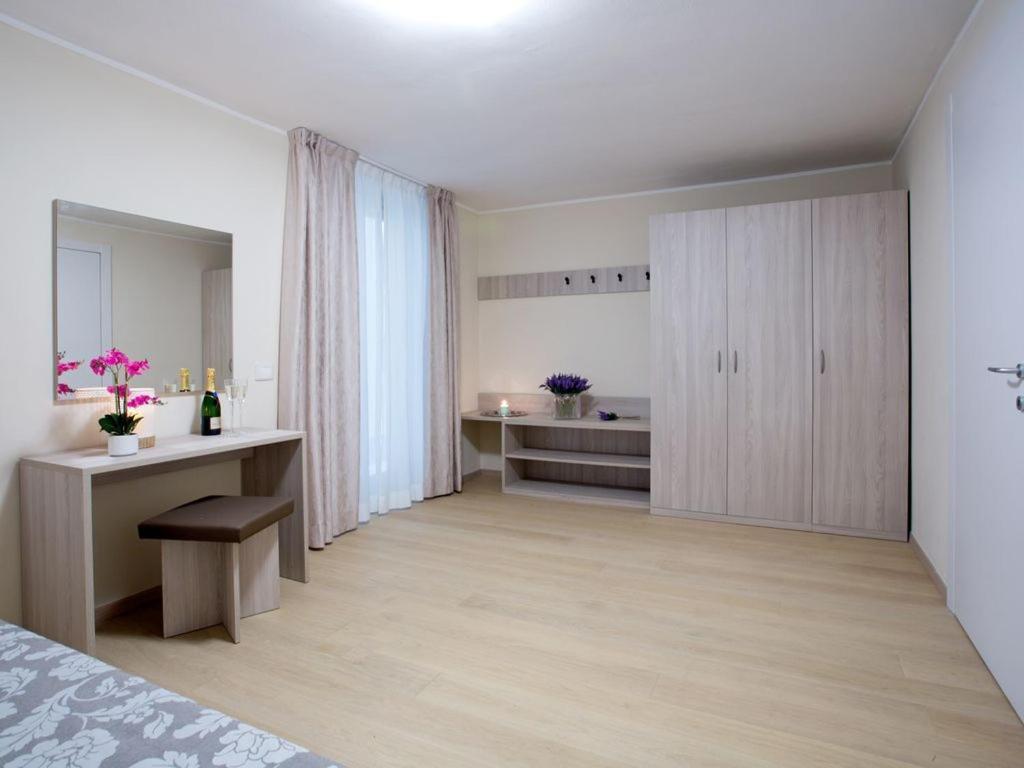 No 1-sleeps 10 By Italian