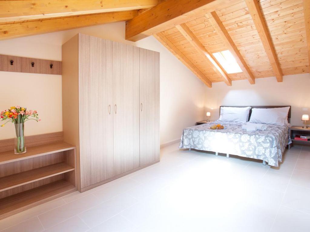 No 1-sleeps 10 By Italian Sala Comacina