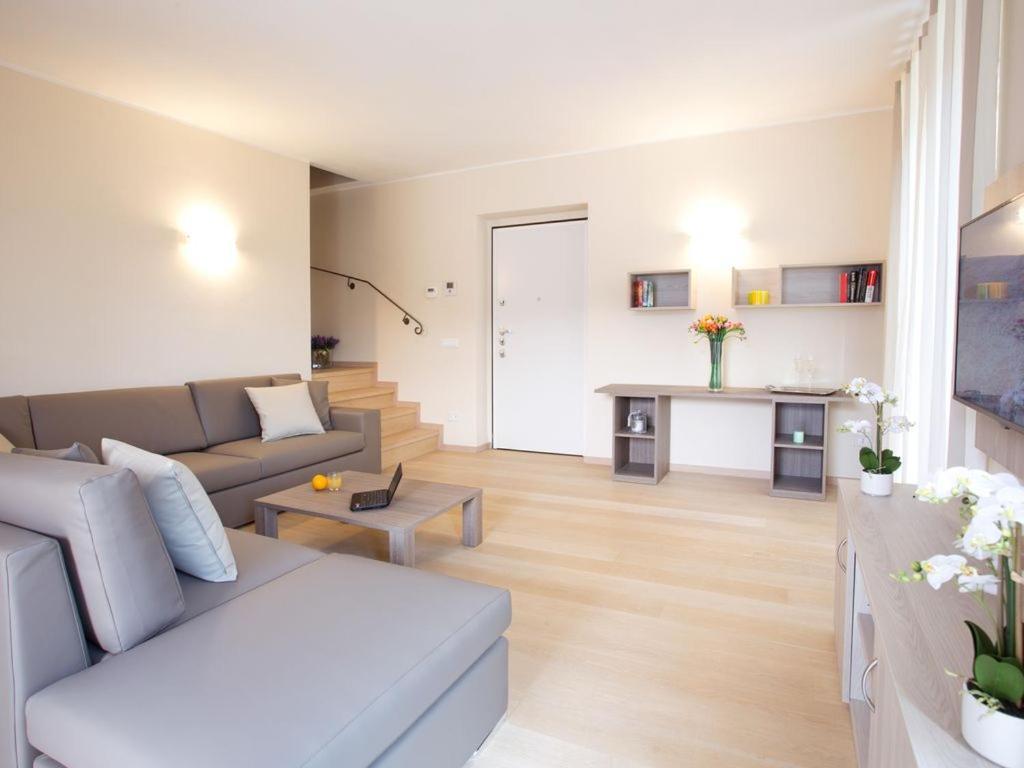 No 1-sleeps 10 By Italian Apartment *