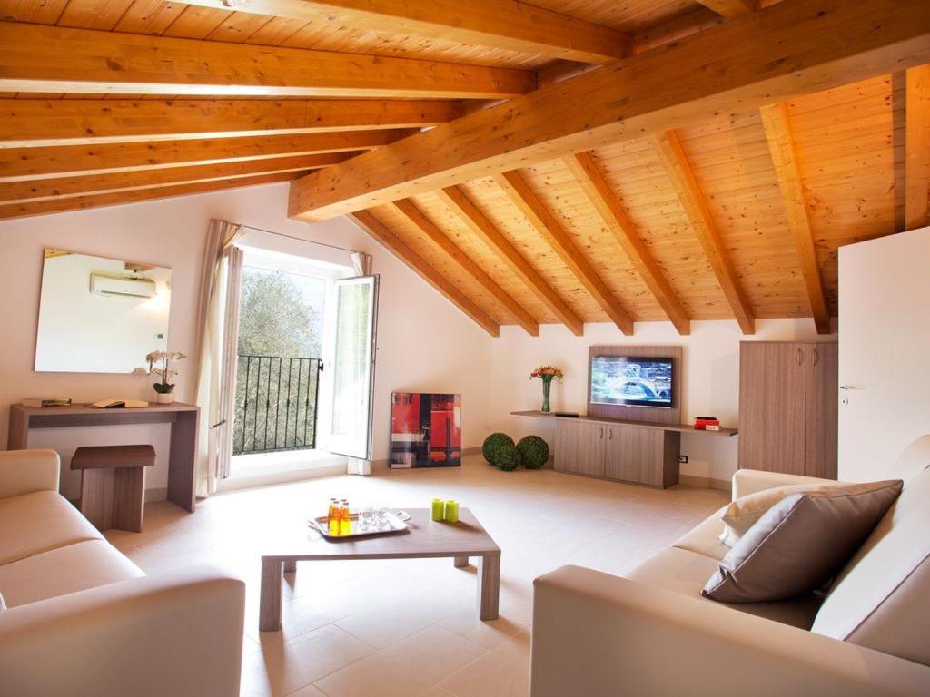 No 1-sleeps 10 By Italian * Sala Comacina