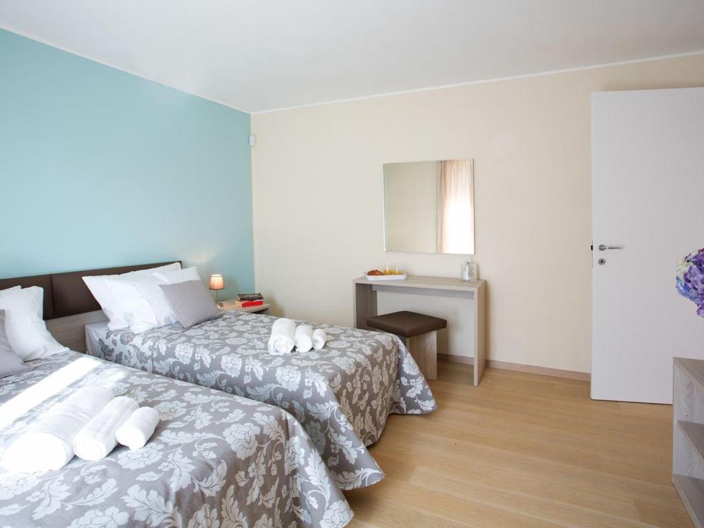 Apartment No 1-sleeps 10 By Italian *