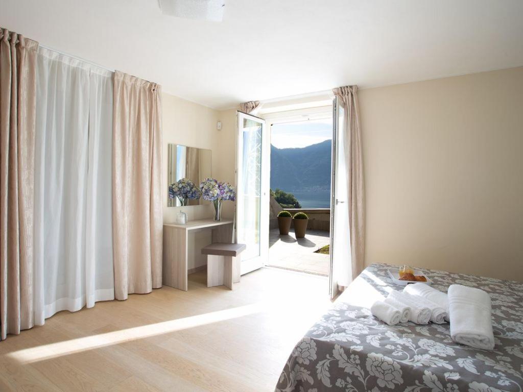 No 1-sleeps 10 By Italian * Sala Comacina
