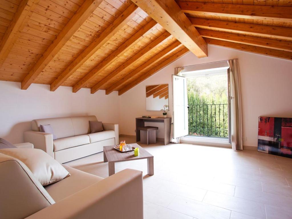 No 1-sleeps 10 By Italian Apartment *