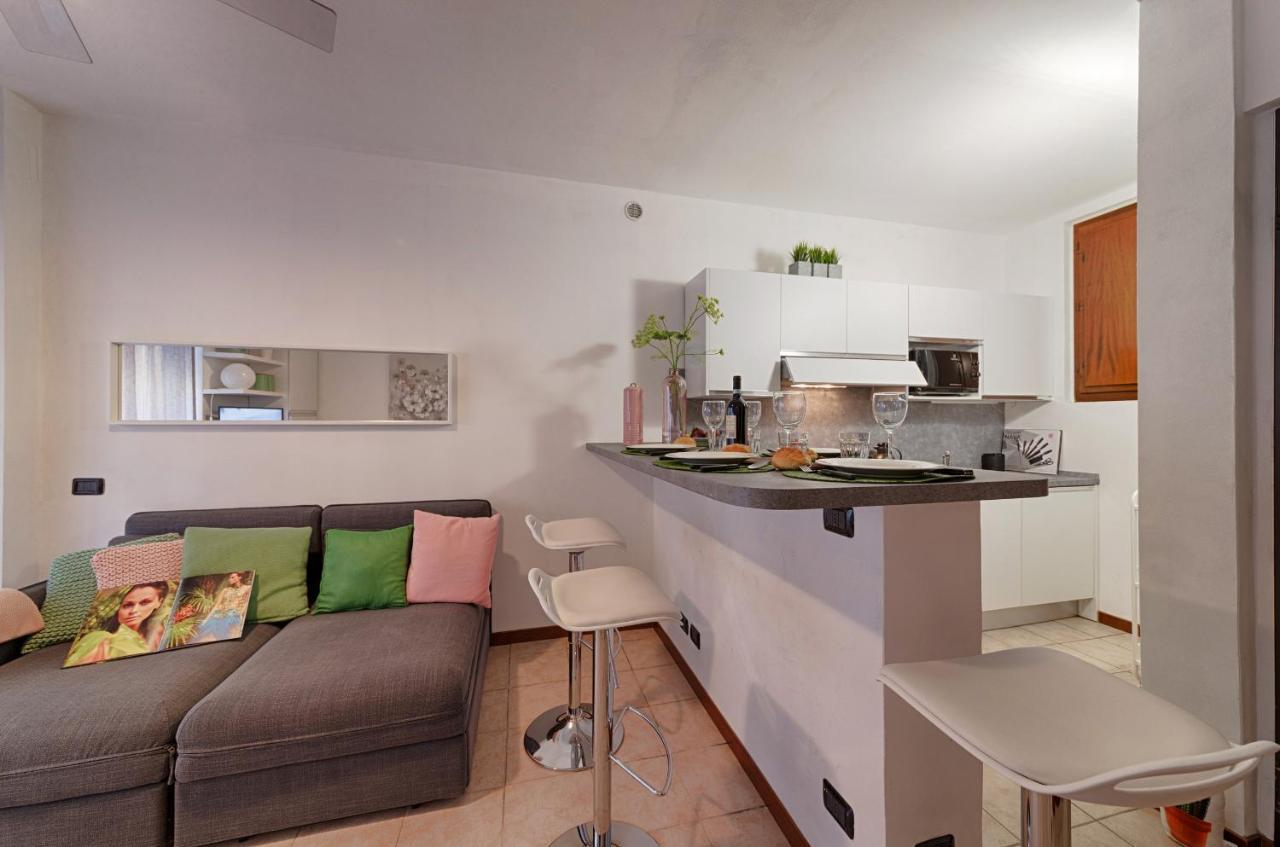 Modern Lakefront 1-bedroom Acquaseria