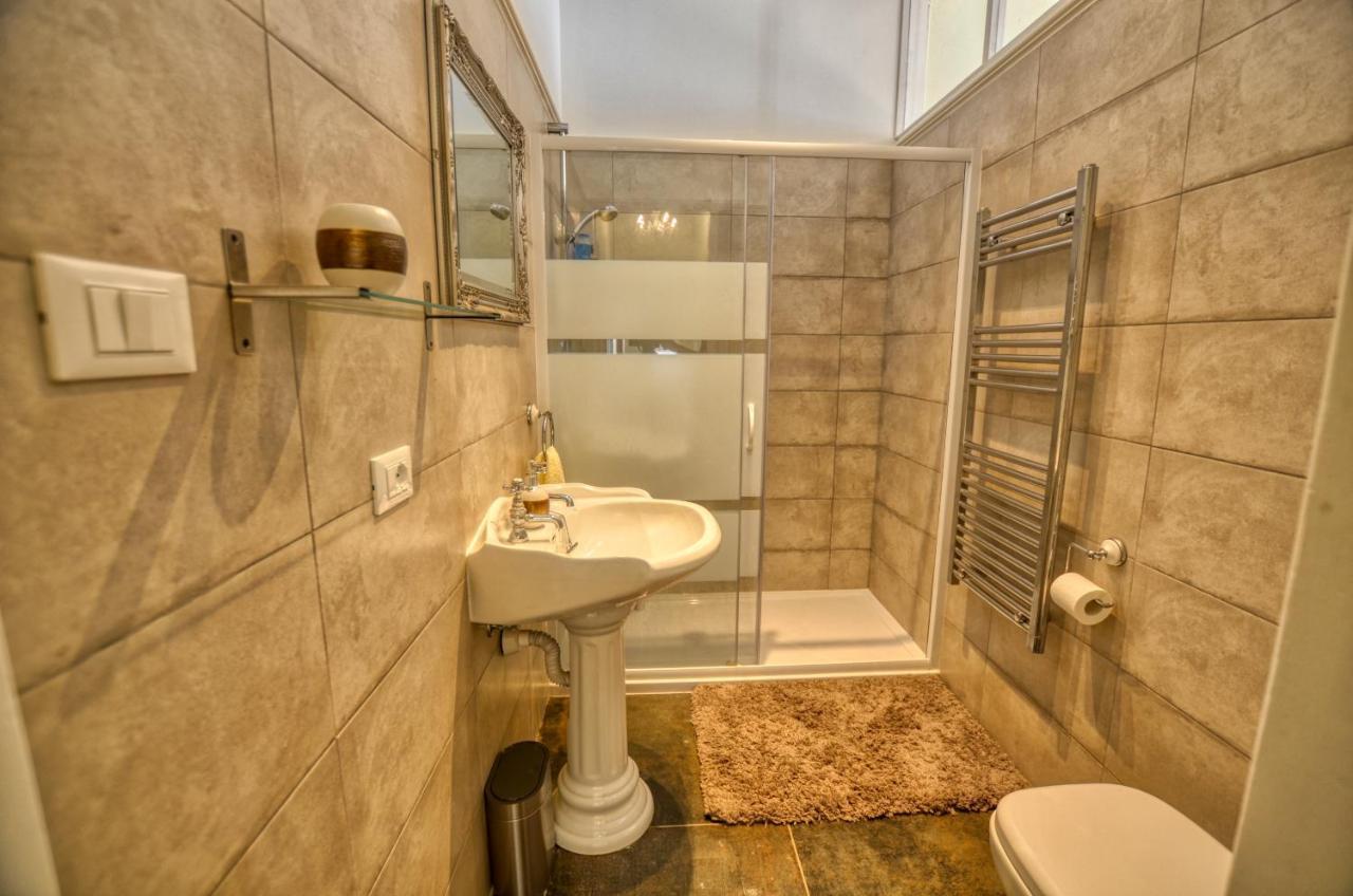 Pezzo 2-bedroom Lakeview With Shared Garden And Terrace San Siro (Lombardy)