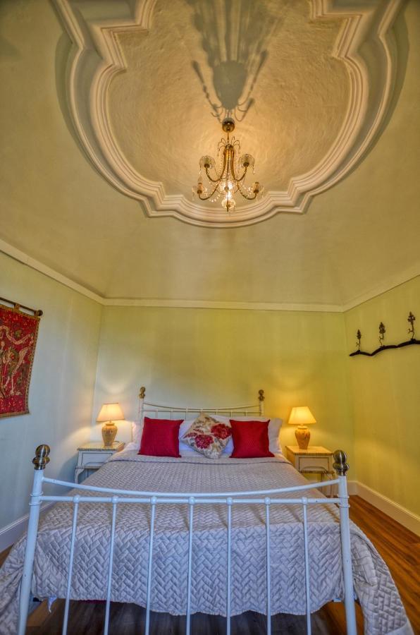 Pezzo 2-bedroom Lakeview With Shared Garden And Terrace San Siro (Lombardy)