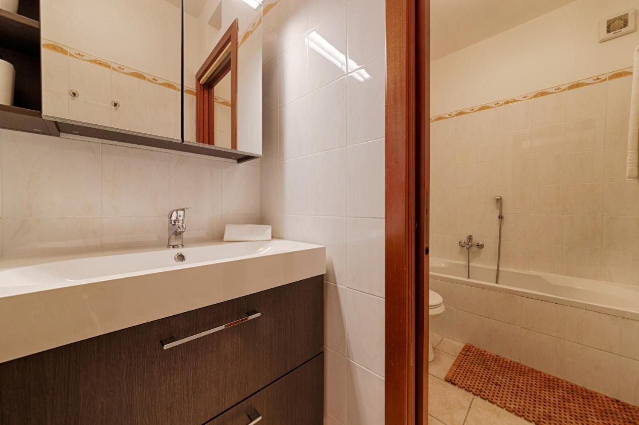 Modern Lakefront 1-bedroom Apartment Acquaseria