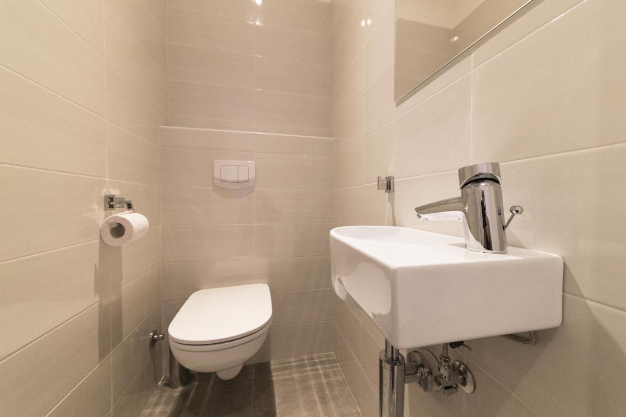 Modern Airconditioned 2-bedroom Lake Escape Apartment *