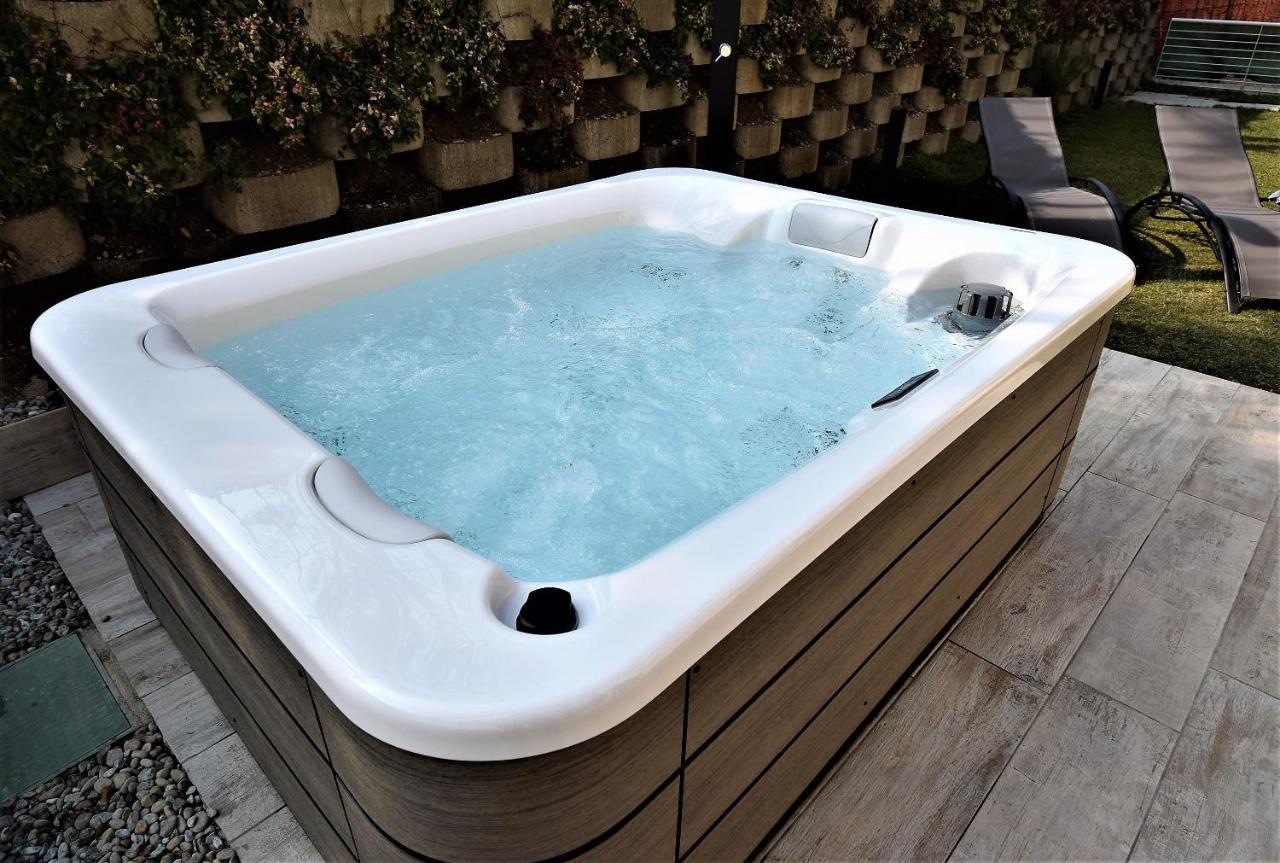 Fiordaliso Bellagio Wild Flowers - Hot Tub *