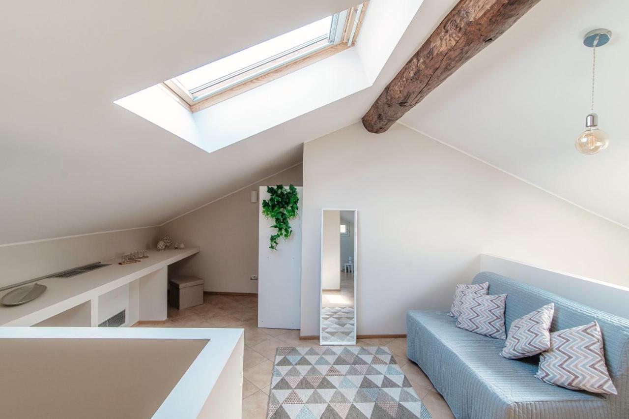 Sky Attic 72 - The House Of Travelers * Como