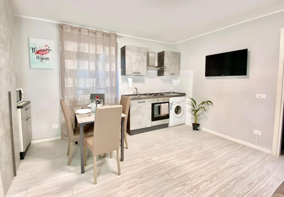 Elegant Apartment- 8 Mins Walk To Center - Free Parking Como