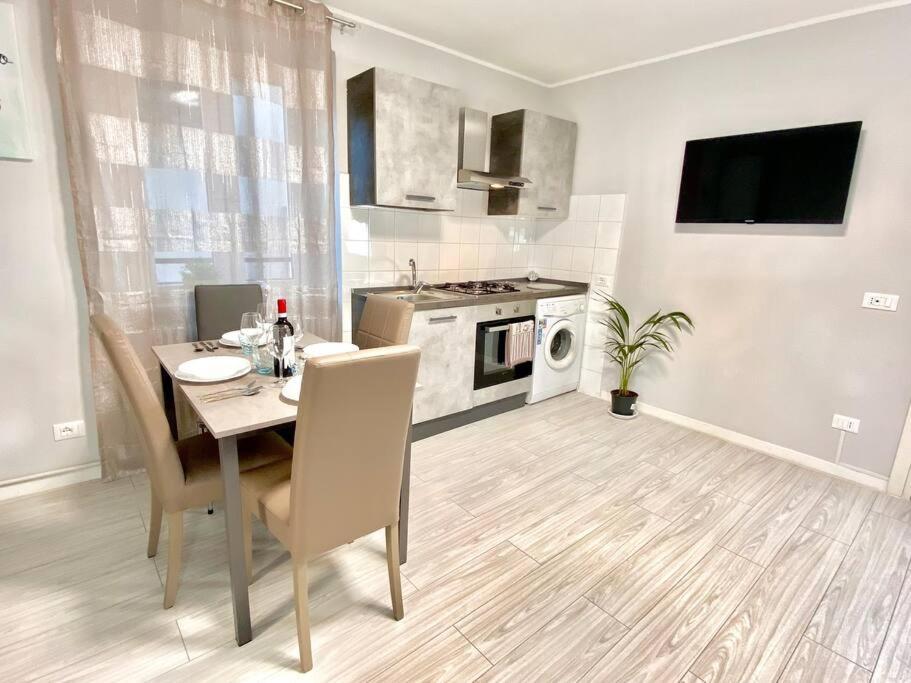 Apartment Elegant Apartment- 8 Mins Walk To Center - Free Parking Como