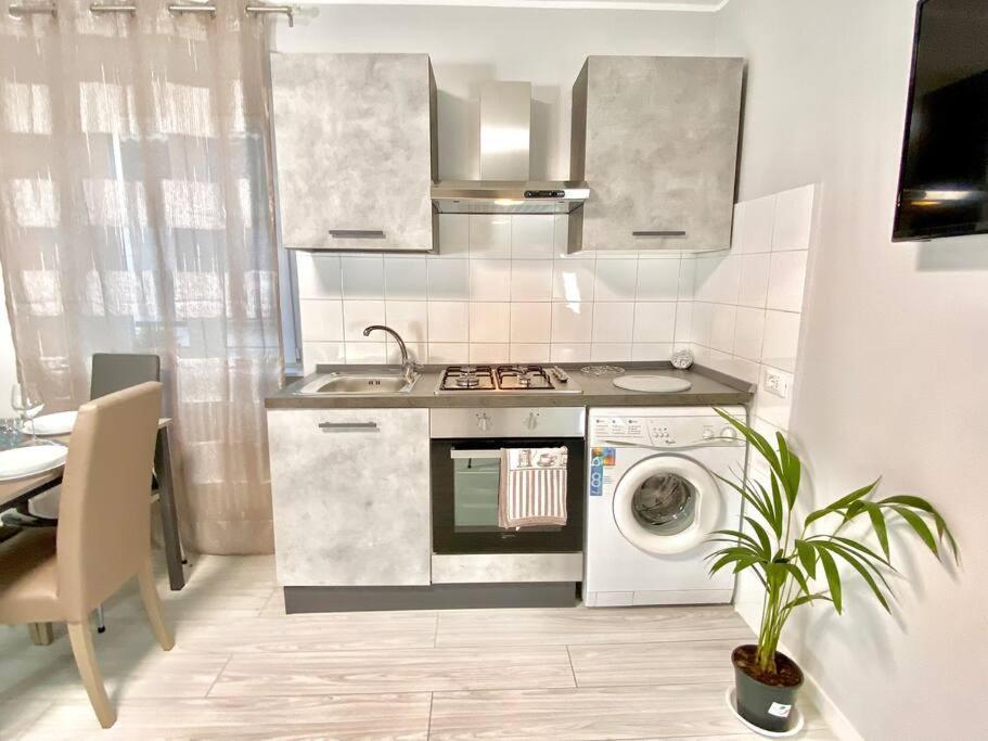 Apartment Elegant Apartment- 8 Mins Walk To Center - Free Parking Como