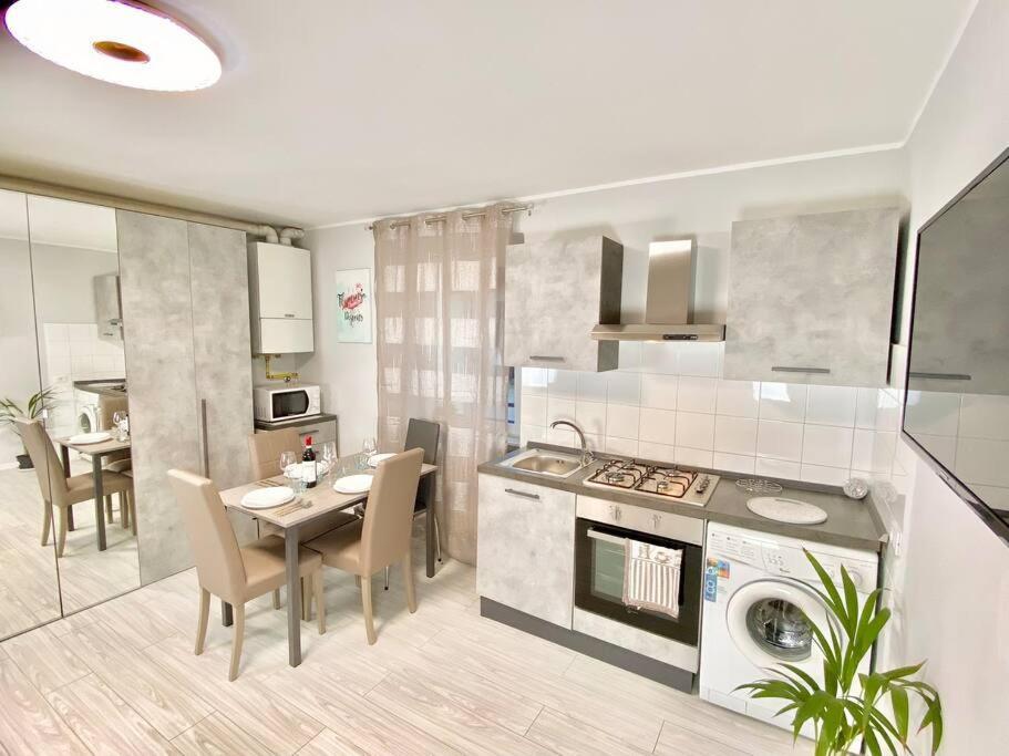 Elegant Apartment- 8 Mins Walk To Center - Free Parking Apartment *