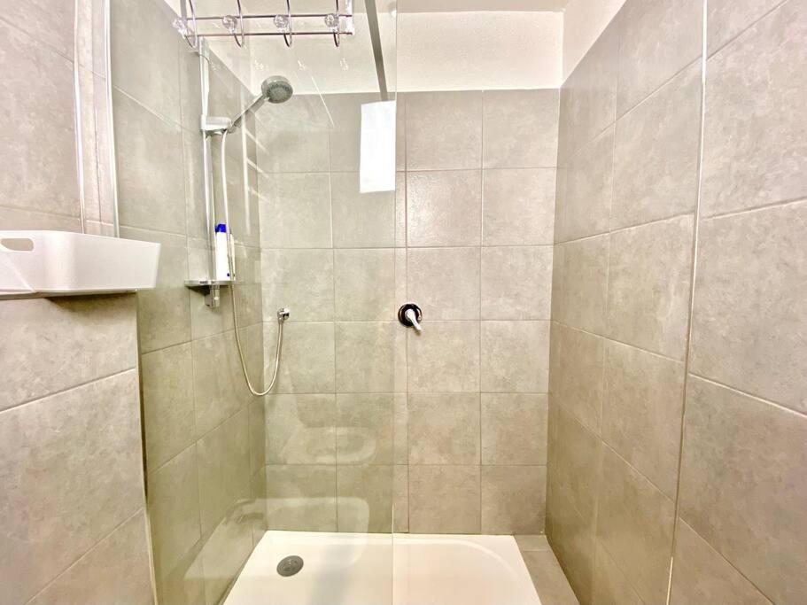 Elegant Apartment- 8 Mins Walk To Center - Free Parking Apartment *