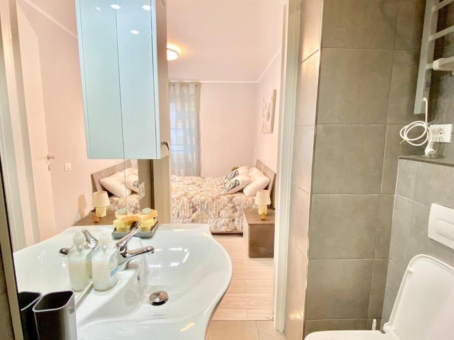 Elegant Apartment- 8 Mins Walk To Center - Free Parking Apartment Como
