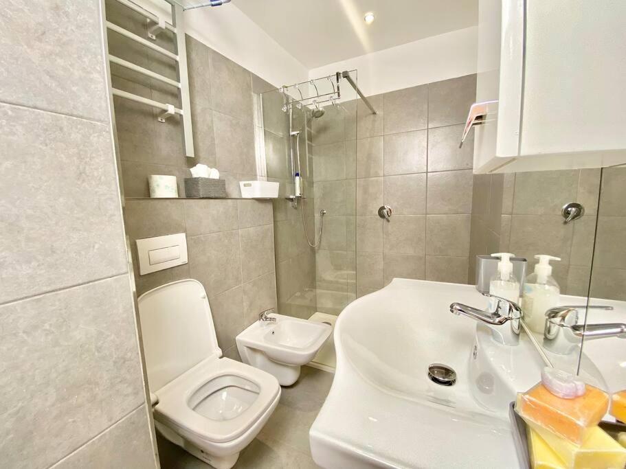 Apartment Elegant Apartment- 8 Mins Walk To Center - Free Parking
