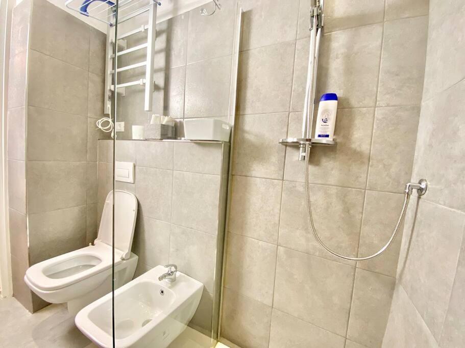 Elegant Apartment- 8 Mins Walk To Center - Free Parking Apartment