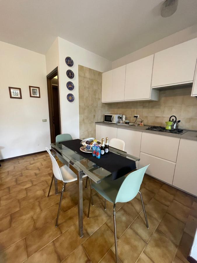 Lallas With Garden And Lake View