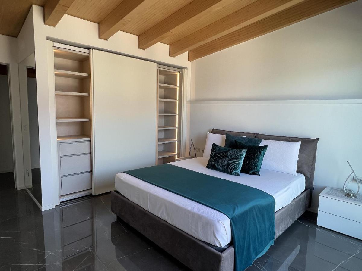 Luxury Lakefront Penthouse Apartment *
