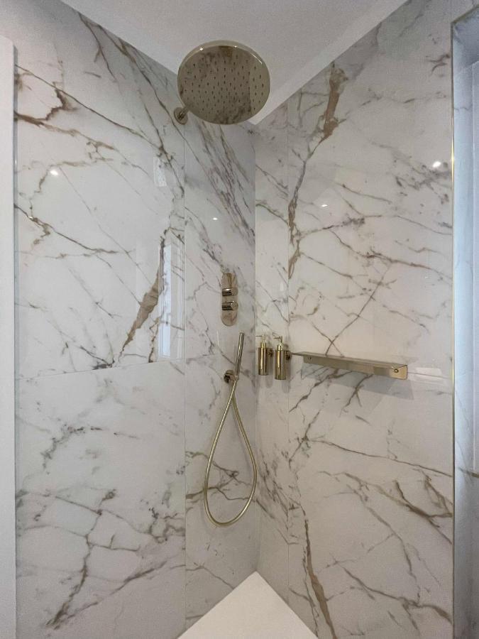 Luxury Apartment *