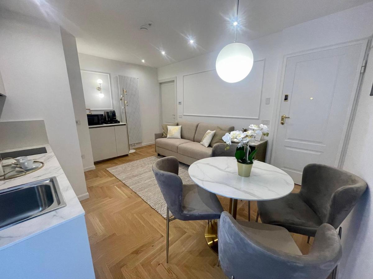 Luxury Apartment *