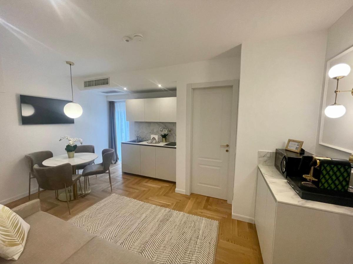 Luxury Apartment *